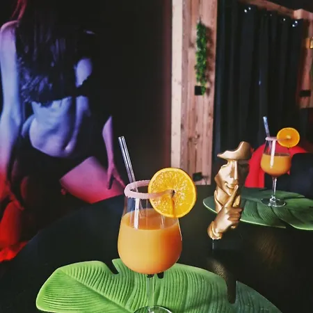 Tentation - Decouvrez Le Luxe D'un Jacuzzi Envoutant Et D'une Atmosphere De Pure Seduction ! * Ornans